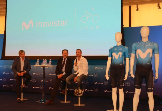 De izquierda a derecha,el manager general del Movistar Team, Eusebio Unzué, el director global de Asuntos Públicos y Regulación de Telefónica y el ciclista Alejandro Valverde.