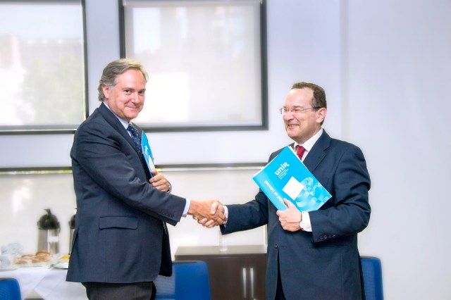 Foto 1 de 1
En la Imagen Adrián García Nevado, director Territorial Centro de Telefónica España y el rector de la UNIR, José María Vázquez García-Peñuela, tras la firma del acuerdo entre ambas entidades.