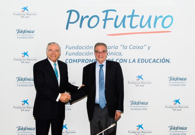 Isidro Fainé, presidente de la Fundación Bancaria “la Caixa” y César Alierta, presidente de Fundación Telefónica, tras la firma de constitución de la Fundación ProFuturo. Fotógrafo: Máximo García de la Paz