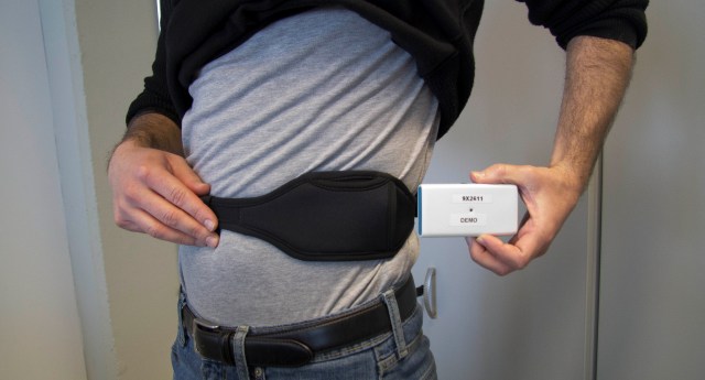 Foto 2 de 2.  Sistema Rempark dentro del cinturón de material biocompatible para incorporarse en la cintura del paciente.