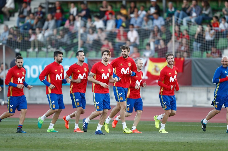 Futbolistas de la Selección española de futbol entrenando