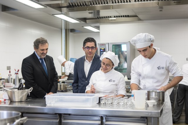 El presidente de Telefónica España, Luis Miguel Gilpérez ha visitado junto al director general del BBC, Joxe Mari Aizega las instalaciones del Basque Culinary Centre.