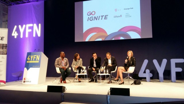 En la imagen de izquierda a derecha: Gary Stewart, Director de Telefónica Open Future_ en UK; Ana Segurado, Directora Global de Telefónica Open Future_; Edgar Hardless, Director Ejecutivo de Singtel Innov8; Nathalie Boulanger, Directora de Ecosistemas de startups en Orange y Min-Kin Mak, Vicepresidente de hub:raum de Deutsche Telekom.