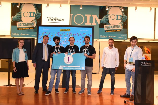 Rosalía O Donell, responsable de Posicionamiento Público Joven y New Media en Telefónica, y Félix González, vicepresidente de Qualcomm España, entregando el primer premio al equipo ganador en presencia del atleta Chema Martínez, y Jaime Angulo, integrante de la iniciativa Join.