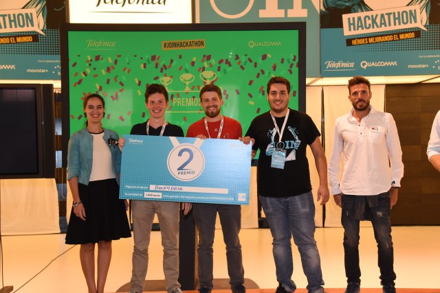 Rosalía O Donell, responsable de Posicionamiento Público Joven y New Media en Telefónica y el atleta Chema Martínez con el equipo HackforData ganador del segundo premio.