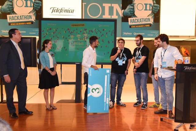 El atleta Chema Martínez entregando el tercer premio al equipo DroidsAreHacking en presencia de Félix González, vicepresidente de Qualcomm España; Rosalía O Donell, responsable de Posicionamiento Público Joven y New Media en Telefónica, y Jaime Angulo, integrante de la iniciativa Join.