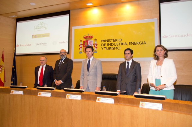 Foto 1 de 1
En la imagen de izquierda a derecha, el director general y responsable de Innovación de Banco Santander, José María Fuster, el presidente de Indra, Fernando Abril-Martorell, el ministro de Industria, Energía y Turismo, José Manuel Soria, el consejero delegado de Telefónica y la secretario de Estado de Energía, Begoña Cristeto.