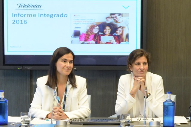 En la imagen de izquierda a derecha, la directora general de Planificación, Contabilidad y Control de Telefónica S.A, Laura Abasolo, y la directora de Ética Corporativa y Sostenibilidad de Telefónica S.A., Elena Valderrábano.