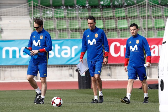 En la imagen de izquierda a derecha: el seleccionador nacional absoluto, Julen Lopetegui, el asistente del seleccionador, Pablo Sanz y el preparador físico, Óscar Caro