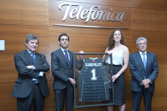 En la imagen de izquierda a derecha, el presidente de SAD y Fundación Estudiantes, Fernando Galindo, el presidente de Telefónica, José María Álvarez-Pallete, la capitana del equipo, Mariana González y el presidente del Club Estudiantes, Miguel Ángel Bufalá