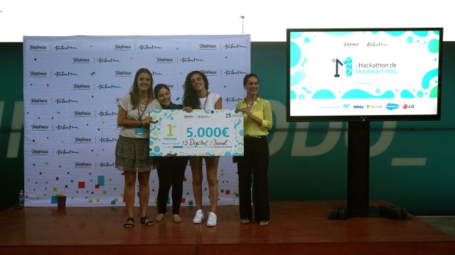 En la imagen Rosalía O’Donnell Baeza, responsable de Talentum en Telefónica, entrega el primer premio a las tres componentes del equipo Digital Boost, ganador del certamen