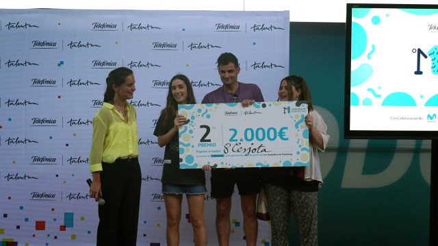 En la imagen  los integrantes del equipo CESJOTA, reciben de manos de Rosalía O’Donnell Baeza, responsable de Talentum en Telefónica, el cheque de 2.000 euros correspondiente al segúndo premio