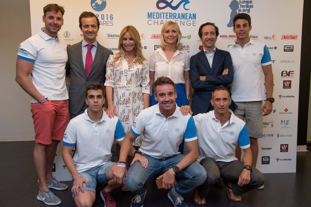 En la imagen acompañando a los integrantes del equipo que afrontará el reto #MediterraneanChallenge de izquierda a derecha: el doctor Villamor, director médico de iQtra, la periodista Ainhoa Arbizu, Valle Sallés, directora general de Juegaterapia y Vicente Muñoz, Chief IoT Officer de Telefónica