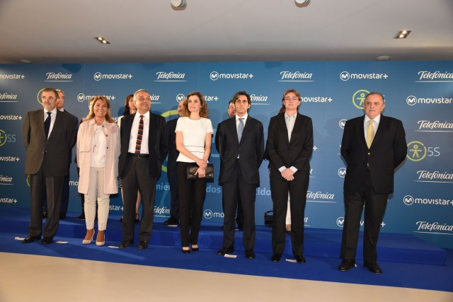 En la primera fila de la imagen y de izquierda a derecha: Luis Miguel Gilpérez, presidente de Telefónica España, Susana Camarero, Secretaria de Estado de Servicios Sociales e Igualdad, Víctor Calvo-Sotelo, Secretario de Estado de Telecomunicaciones y para la Sociedad de la información, Su Majestad la Reina Doña Letizia, José María Álvarez-Pallete, presidente de Telefónica, Marta Higueras. Primera Teniente de Alcalde del Ayto. de Madrid y Luis Blasco, presidente de Movistar+.