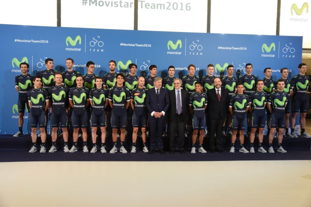 La plantilla del Movistar Team acompañados en el centro de la imagen y de izquierda a derecha por Esusebio Unzué, manager general del Movistar Team; César Alierta, presidente de Telefónica y Carlos López Blanco, director general de Asuntos Públicos y Regulación de Telefónica.