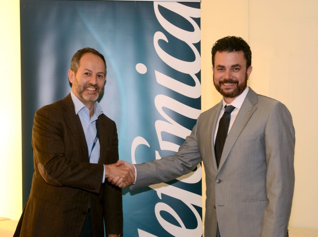 En la imagen y de izquierda a derecha: Fernando Abella, director general de Nuevos Negocios Digitales de Telefónica España (izquierda), y Salvador vera CEO de MYSPHERA, en el acto de la firma del acuerdo de colaboración entre ambas entidades.