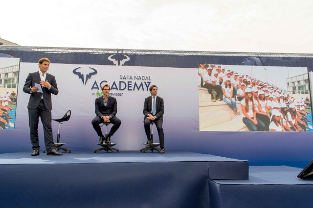 En la imagen Rafa Nadal acompañado por el presidente y consejero delegado de Telefónica, José María Álvarez-Pallete y por el también tenista, Roger Federer durante el acto de inauguración de la 'Rafa Nadal Academy by Movistar'