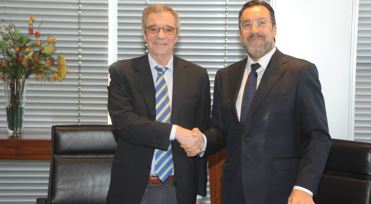 En la imagen de izquierda a derecha, el presidente de Telefónica, César Alierta y el presidente de la Organización Nacional de Ciegos (ONCE), Miguel Carballeda en la firma de renovación del Convenio Marco de Colaboración entre ambas entidades.