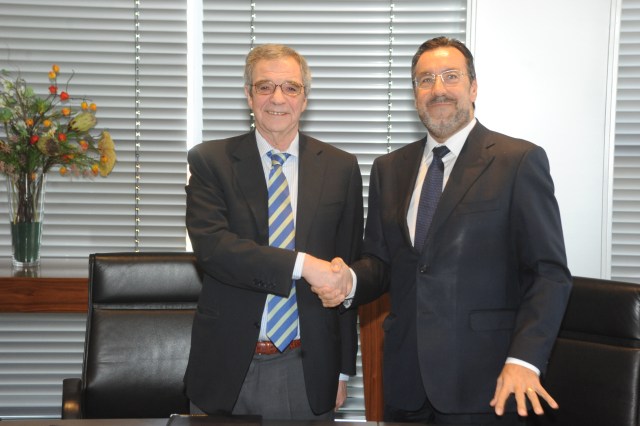 Foto 1 de 1
En la imagen de izquierda a derecha, el presidente de Telefónica, César Alierta y el presidente de la Organización Nacional de Ciegos (ONCE), Miguel Carballeda en la firma de renovación del Convenio Marco de Colaboración entre ambas entidades.