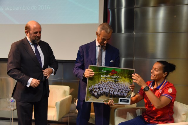 El director de Asuntos Públicos de Presidencia, Francisco de Bergia, en el centro de la imagen, junto a la atleta Teresa Perales, embajadora de la Fundación Telefónica y el secretario general del Comité Paralímpico Español, Miguel Sagarra.