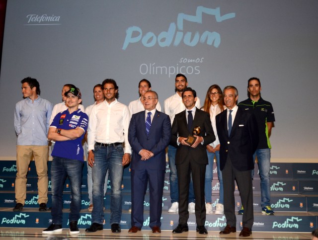 En 1ª fila, de izquierda a derecha: el piloto de Movistar Yamaha Jorge Lorenzo; el embajador de Telefónica y padrino del Programa Podium, Rafael Nadal; el presidente del COE, Alejandro Blanco; el presidente de Telefónica, José María Álvarez-Pallete y el director de Asuntos Públicos de Presidencia de Telefónica, Francisco de Bergia.
En 2ª fila, de izquierda a derecha: el triatleta patrocinado por Telefónica, Javier Gómez Noya; la regatista Movistar Támara Echegoyen; la windsurfista Movistar Marina Alabau; la regatista Movistar Berta Betanzos; el baloncestista del Movistar Estudiantes Jaime Fernández; la rider Movistar Gisela Pulido y el ciclista del Movistar Team José Herrada.