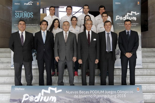 En la imagen en primera fila de izquierda a derecha: Frank González, presidente de la Federación Española de Deportes de Hielo; José María Álvarez-Pallete, consejero delegado de Telefónica SA; Alejandro Blanco, presidente del COE; Francisco de Bergia, director de Asuntos Públicos de Presidencia de Telefónica SA; Víctor Sánchez, secretario general del COE y May Peus, presidente de la Real Federación Española Deportes de Invierno.