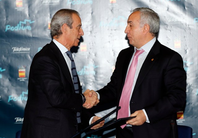 A la derecha, el presidente del Comité Olímpico Español, Alejandro Blanco, y el director de Asuntos Públicos de Presidencia de Telefónica, Francisco de Bergia.