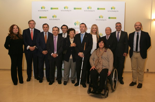 En la imagen de grupo, los premiados junto a las autoridades que han asistido al acto de entrega de los premios Solidarios Once Comunidad de Madrid.