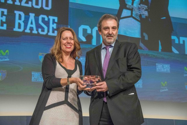 Foto 2 de 2
El presidente de Telefónica España, Luis Miguel Gilpérez, recoge el premio ‘Mecenazgo del deporte base’ de manos de la directora general del Consejo Superior de Deportes, Ana Muñoz
