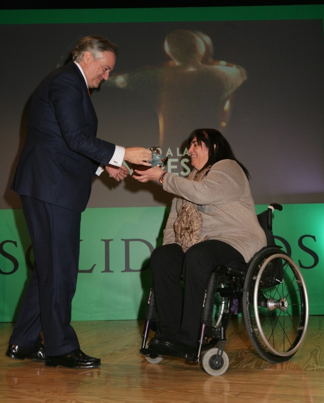 En la imagen Adrián García Nevado, director territorial Zona Centro de Telefónica España recibe el galardón de manos de Mayte Gallego, Presidenta del CERMI Comunidad de Madrid.