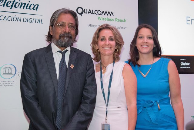 Foto 1 de 2
En la imagen de izquierda a derecha: el Dr. Indrajit Banerjee, Director de la División de Sociedades del Conocimiento de la UNESCO, Carolina Jeux, CEO de Telefónica Educación Digital y Angela Baker, directora de Qualcomm Wireless Reach.