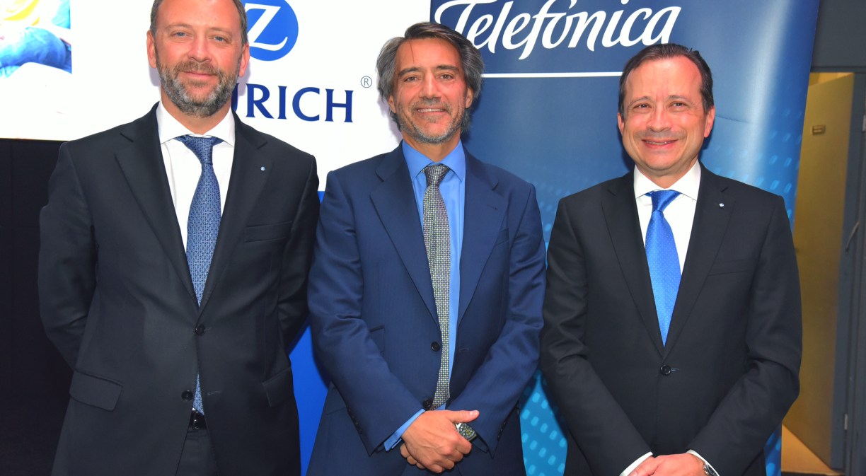 En la imagen de izquierda a derecha: Carlos Palos, director de ventas, marketing y distribución de Zurich, Augusto Pérez, director de seguros de Telefónica y Fernando Daude, director de suscripción de Zurich