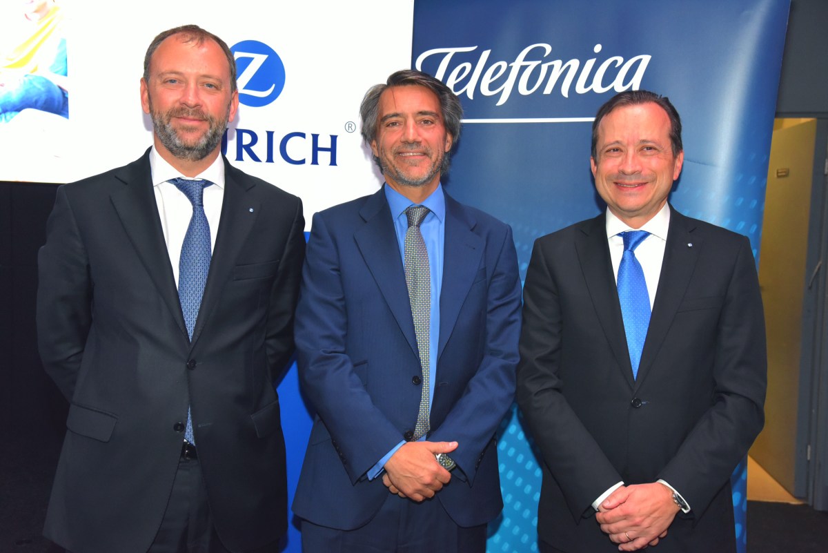 En la imagen de izquierda a derecha: Carlos Palos, director de ventas, marketing y distribución de Zurich, Augusto Pérez, director de seguros de Telefónica y Fernando Daude, director de suscripción de Zurich