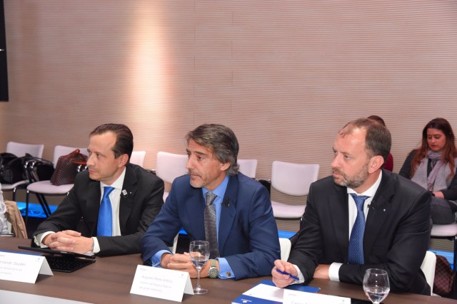 De izquierda a derecha: el director de suscripción de Zurich,  Fernando Daude, el director de seguros de Telefónica, Augusto Pérez y el director de ventas, marketing y distribución de Zurich, Carlos Palos.
