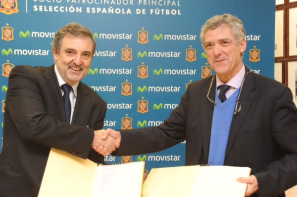 A la izquierda, Luis Miguel Gilpérez, presidente de Telefónica España junto a Ángel María Villar, presidente de La Real Federación Española de Fútbol (RFEF)