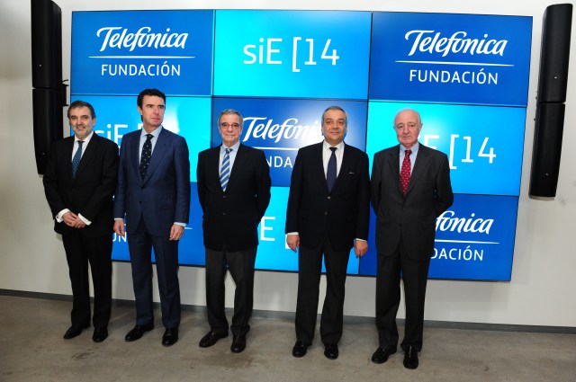 Foto 2 de 2
En  la imagen de izquierda a derecha: Luis Miguel Gilpérez, presidente de Telefónica España; José Manuel Soria, ministro de Industria, Energía y Turismo; César Alierta, presidente de Telefónica; Víctor Calvo Sotelo, secretario de Estado de Telecomunicaciones y para la Sociedad de la Información y Emilio Gilolmo, vicepresidente ejecutivo de Fundación Telefónica.