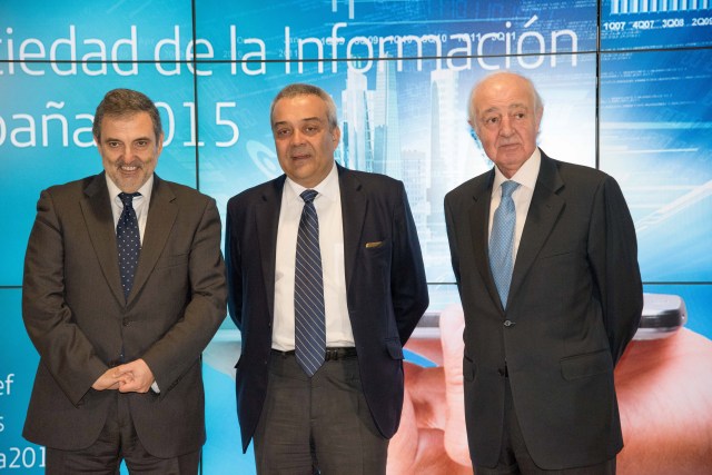 En la imagen de izquierda a derecha: el presidente de Telefónica España, Luis Miguel Gilpérez, el secretario de Estado de Telecomunicaciones y para la Sociedad de la Información, Víctor Calvo-Sotelo y el vicepresidente ejecutivo de Fundación Telefónica, Emilio Gilolmo.