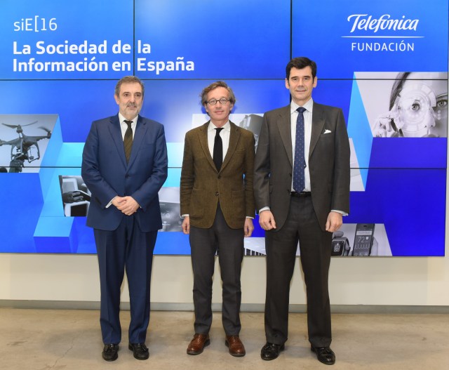 De izquierda a derecha; el presidente de Telefónica España, Luis Miguel Gilpérez, el Secretario de Estado para la Sociedad de la Información y Agenda Digital, Jose María Lasalle Ruizy el director general de la Fundación Telefónica, Jose María Sanz-Magallón