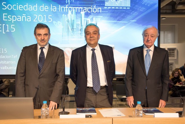 En la imagen de izquierda a derecha: el presidente de Telefónica España, Luis Miguel Gilpérez, el secretario de Estado de Telecomunicaciones y para la Sociedad de la Información, Víctor Calvo-Sotelo y el vicepresidente ejecutivo de Fundación Telefónica, Emilio Gilolmo.