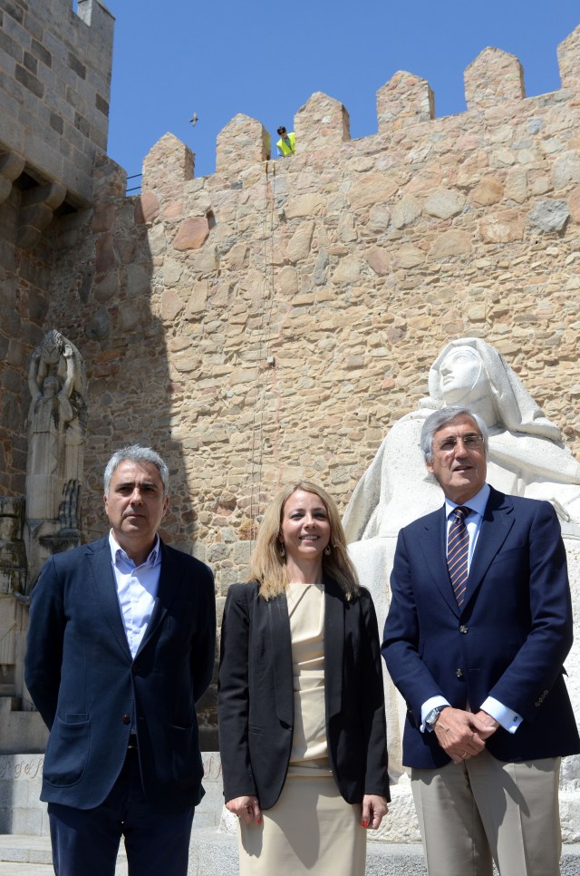 Foto 1 de 1
En la imagen de izquierda a derecha: Juan Carlos Prieto Vielba, director general de la Fundación Santa María la Real del Patrimonio Histórico; Diana Caminero Gerente M2M Dirección Telefónica Digital España y José Luis Rivas, alcalde del Ayuntamiento de Ávila.