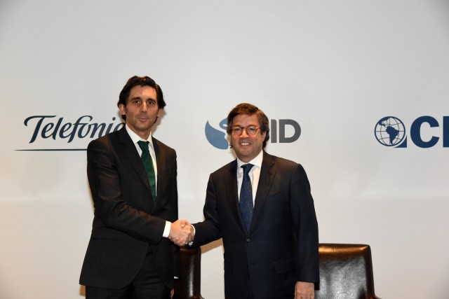 A la izquierda, José María Álvarez-Pallete, presidente ejecutivo de Telefónica junto a Luis Alberto Moreno, presidente del BID.