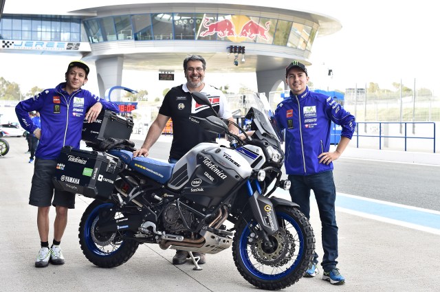 Valentino Rossi y Jorge Lorenzo acompañan en el circuito de Jerez a Hugo Scagnetti y a la Yamaha Super Ténéré XT1200Z, con la que emprenderá la vuelta al mundo en 80 días