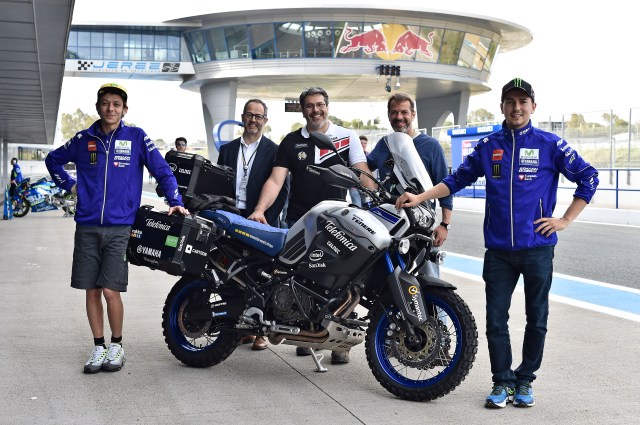 Hugo Scagnatti, en el centro rodeado de Valentino Rossi,  Fernando Abella, director de Negocios Digitales de Telefónica, Javier Milán del Bosch, de Yamaha Madrid y Jorge Lorenzo con Hugo