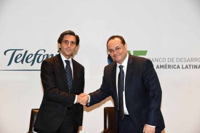 El presidente de Telefónica, José María Álvarez-Pallete y el presidente de CAF –banco de desarrollo de América Latina–, Luis Carranza.