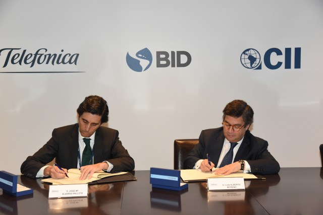 En la imagen, de izquierda a derecha: José María Álvarez-Pallete, presidente ejecutivo de Telefónica y Luis Alberto Moreno, presidente del BID.
