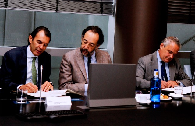 En la imagen de izquierda a derecha: el consejero delegado de Ericsson Iberia, José Antonio López, el director de Asuntos Públicos y Regulación de Telefónica,
Carlos López Blanco y el presidente de Fundación ADECCO, Francisco Mesonero.