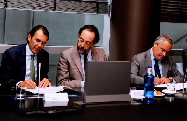 En la imagen de izquierda a derecha: el consejero delegado de Ericsson Iberia, José Antonio López, el director de Asuntos Públicos y Regulación de Telefónica,
Carlos López Blanco y el presidente de Fundación ADECCO, Francisco Mesonero.