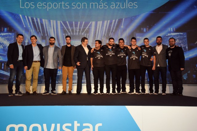 En el centro de la imagen, el presidente de Telefónica España, Luis Miguel Gilpérez, acompañado por algunos de los componentes y parte del staff técnico del Movistar Riders.