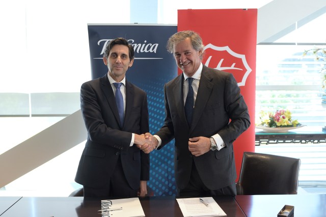 A la izquierda, José María Álvarez-Pallete, presidente de Telefónica junto a José Manuel Entrecanales, presidente de ACCIONA