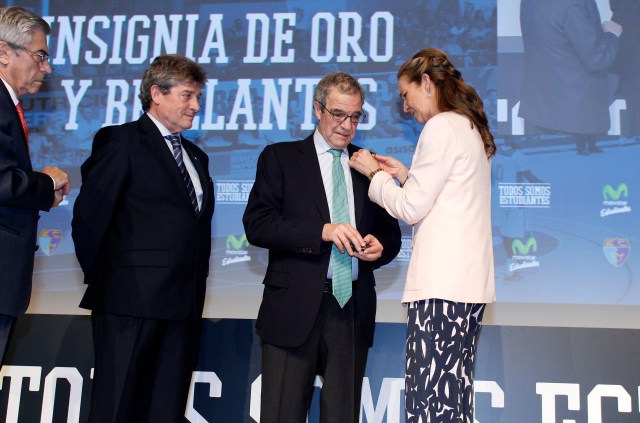 En la imagen de izquierda a derecha: Miguel Ángel Bufalá, presidente de Club Estudiantes, Fernando Galindo, presidente de Movistar Estudiantes y Fundación Estudiantes, César Alierta, presidente ejecutivo de Fundación Telefónica que recoge la medalla de ‘oro y brillantes’ de manos de SAR la Infanta Elena